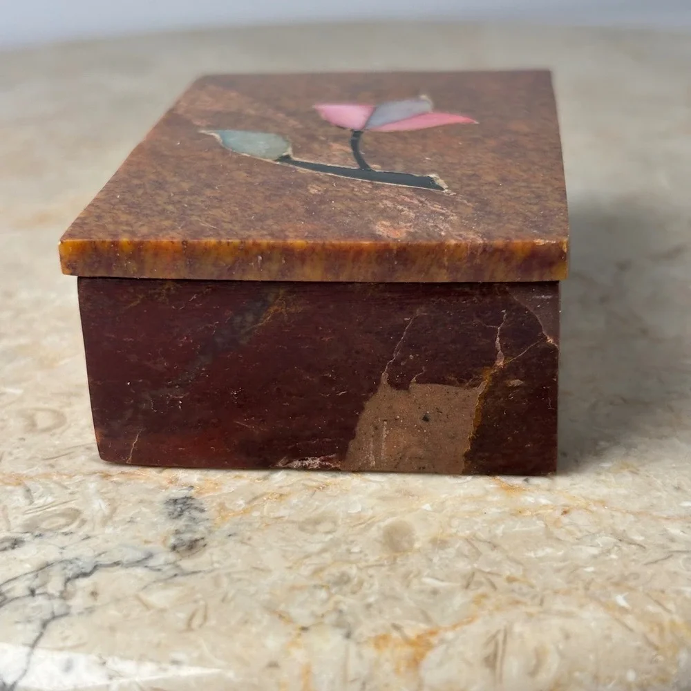 The Upper Peninsula Candle Co‎ Thimbleberry Candle Small Red Stone Inlay Box